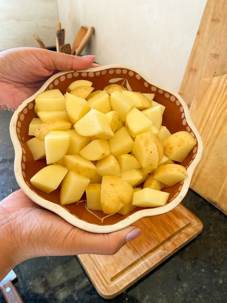 Batatas cortadas em cubos para preparo