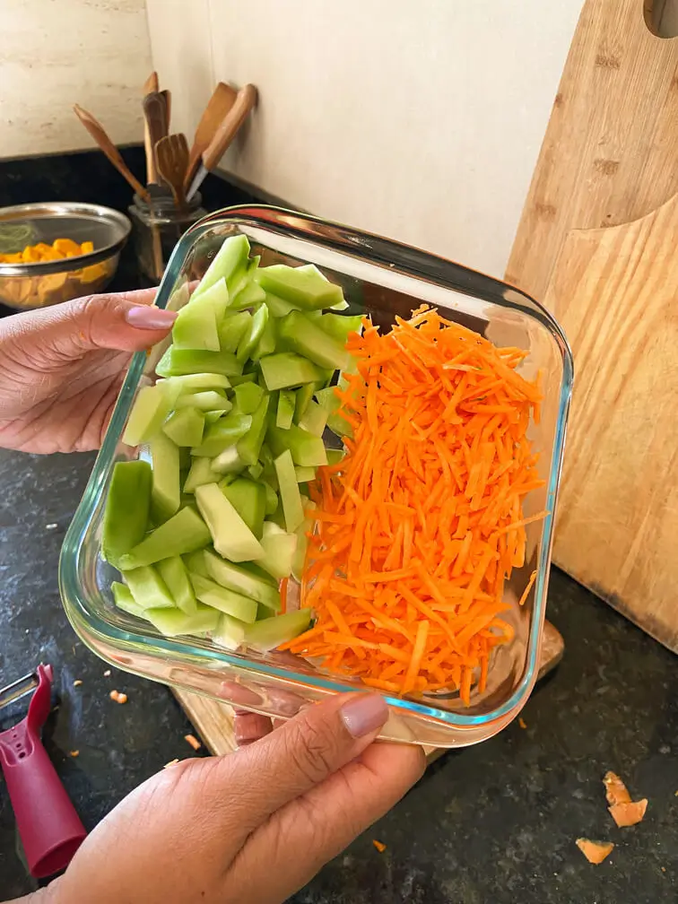 Preparo manual dos vegetais para marmitas