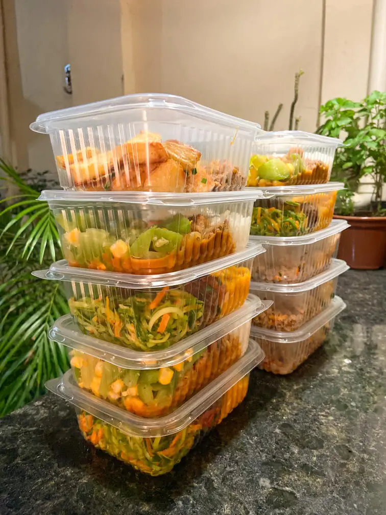 Marmitas empilhadas prontas para entrega